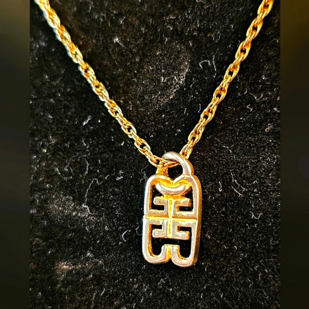 ✨️Givenchy 4G Logo Pendant Vintage Gold Tone Rope Chain Necklace✨️